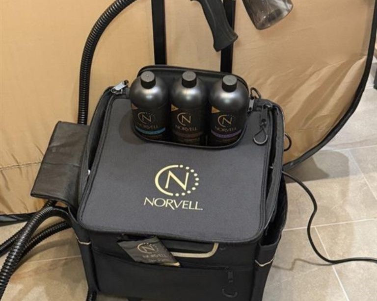 Norvell professional artist mobile bag had a top shelf to hold 3 solution bottles